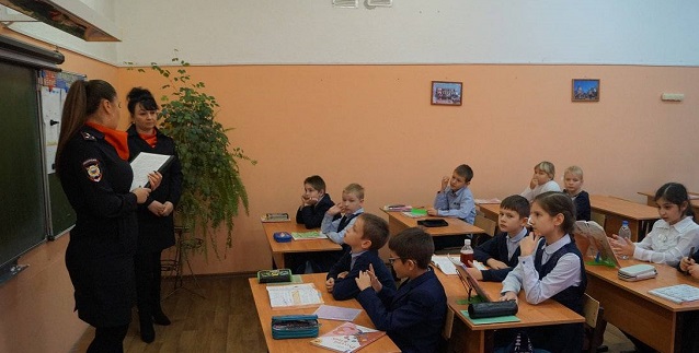 Полицейские Павловского Посада провели «Урок мужества» для учащихся начальных классов